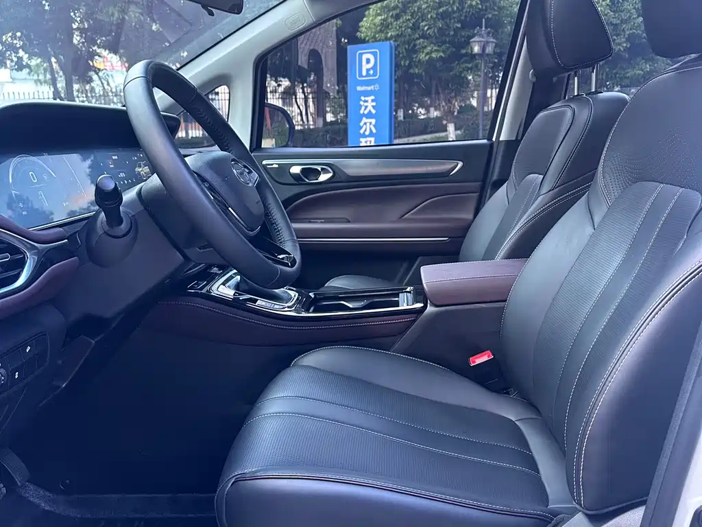 GAC Trumpchi M6 传祺M6 2023款 PRO 270 T DCT尊贵版