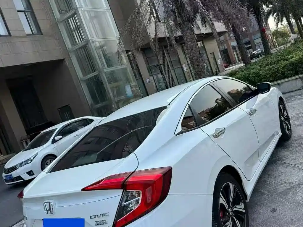 Civic 220 TURBO CVT Distinguished