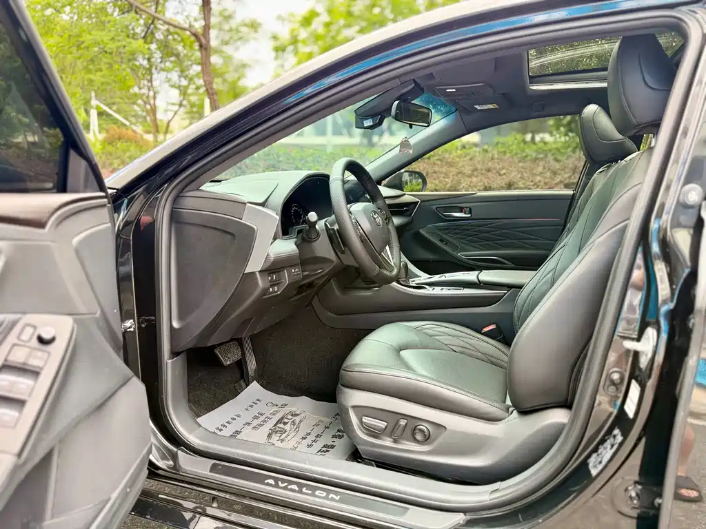 Avalon 2.5 L Touring Distinguished CN-V