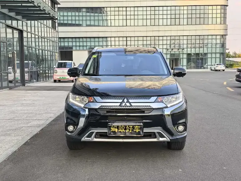 Mitsubishi Outlander 2.0 L 2 WD Smooth Enjoyment 5-seat