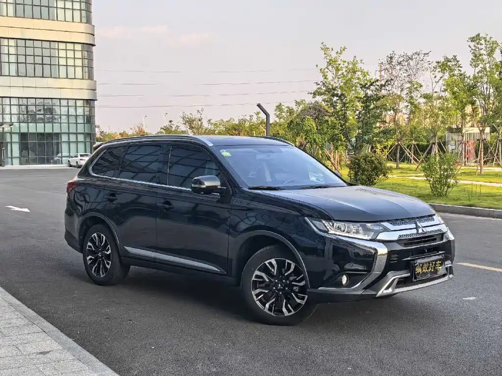 Outlander 2.0 L 2 WD Smooth Enjoyment 5-seat