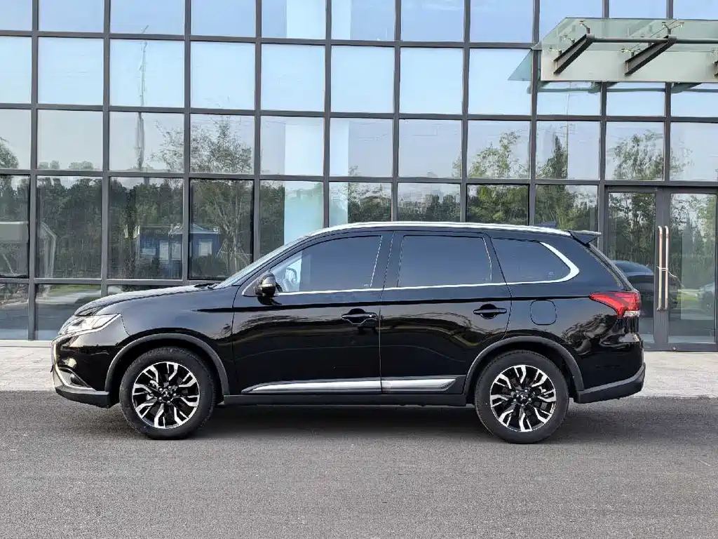 Outlander 2.0 L 2 WD Smooth Enjoyment 5-seat