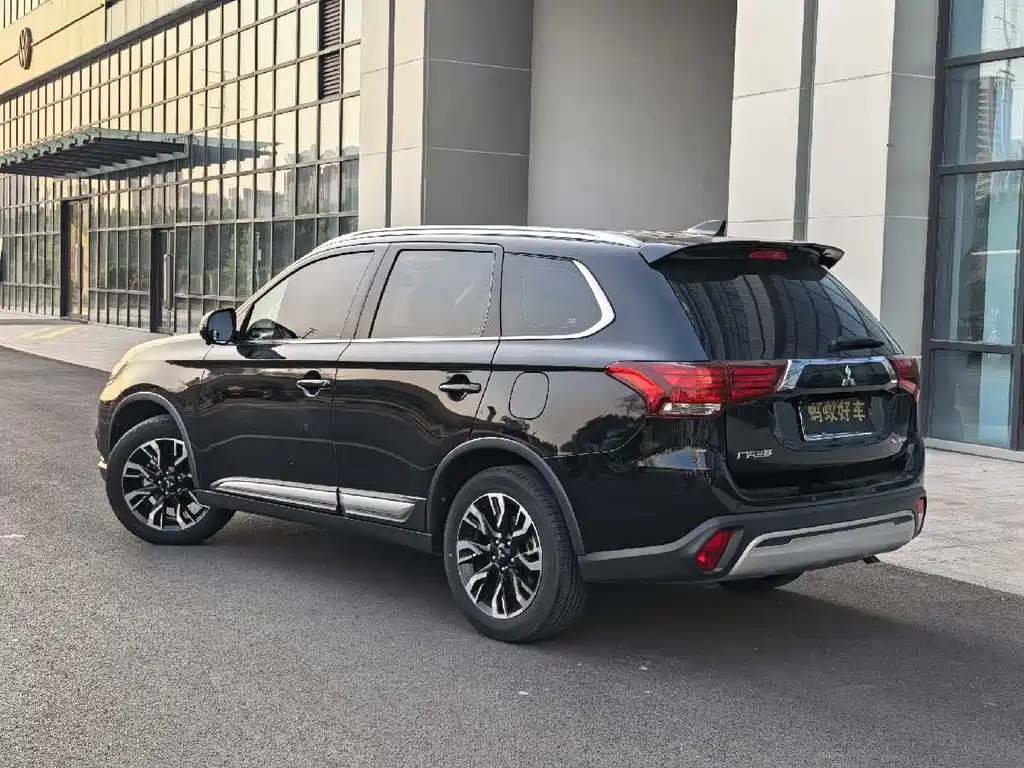 Outlander 2.0 L 2 WD Smooth Enjoyment 5-seat