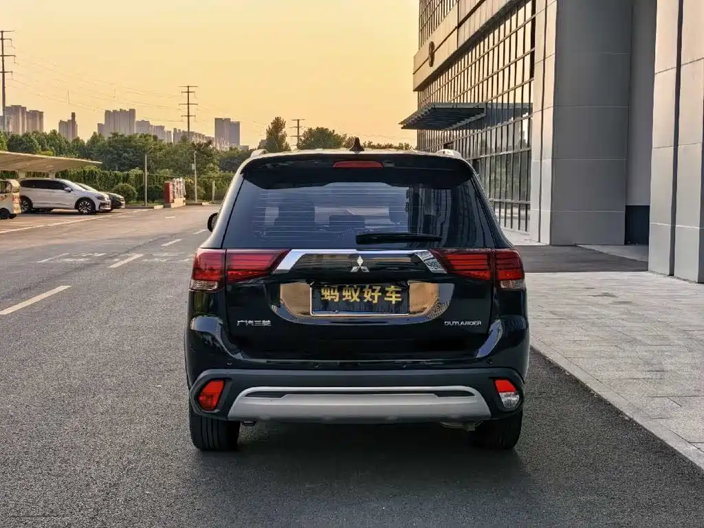 Outlander 2.0 L 2 WD Smooth Enjoyment 5-seat