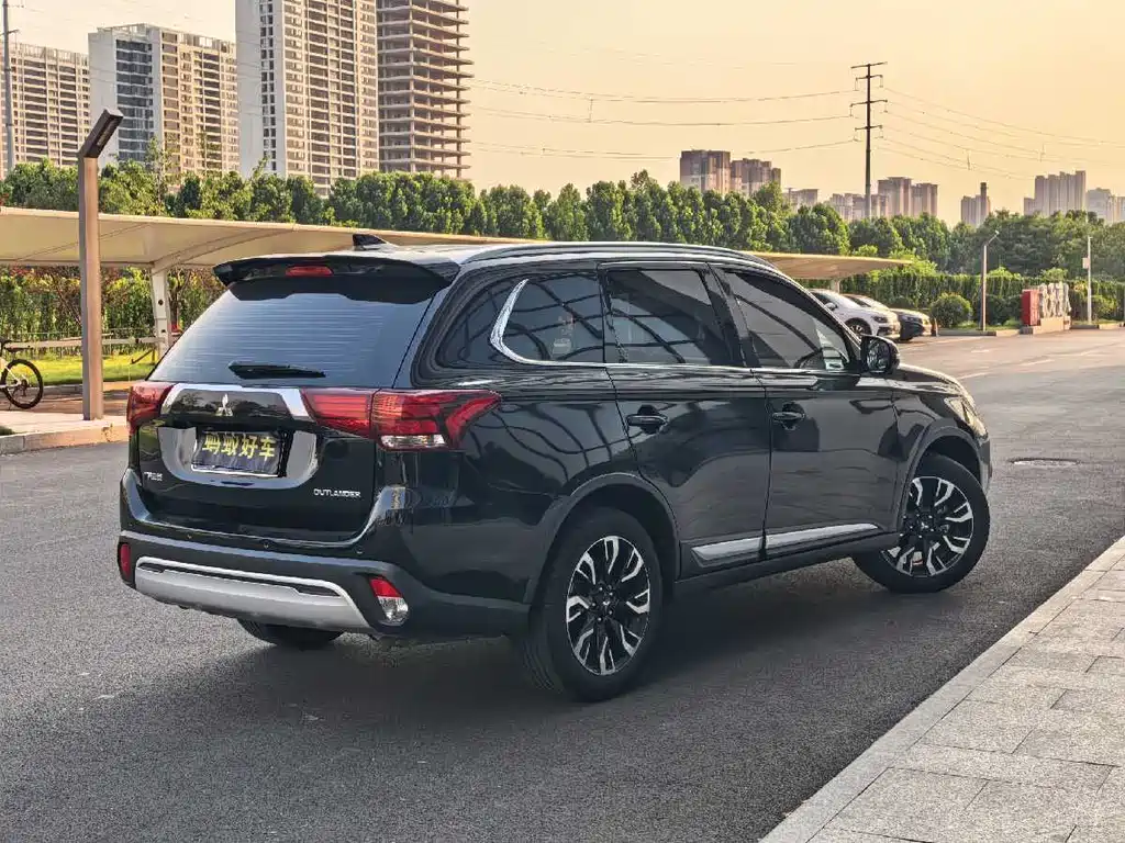 Outlander 2.0 L 2 WD Smooth Enjoyment 5-seat