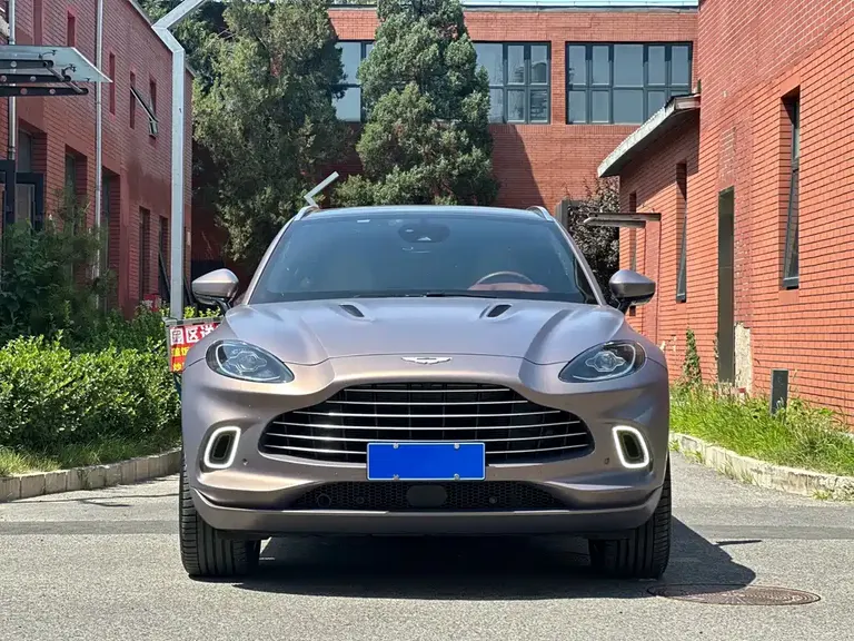Aston Martin DBX 3.0 T STRAIGHT-SIX