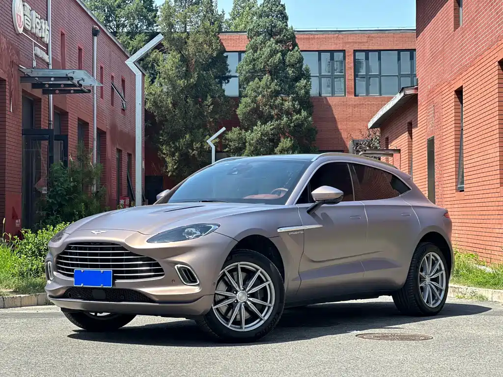 Aston Martin DBX 3.0 T STRAIGHT-SIX