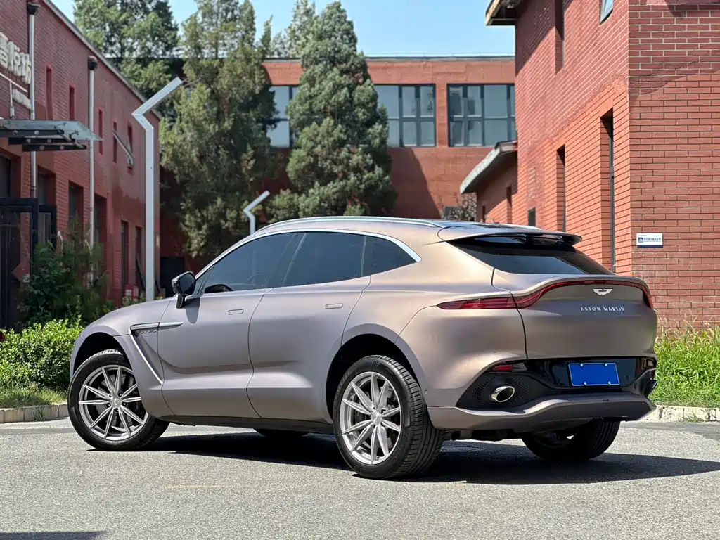 Aston Martin DBX 3.0 T STRAIGHT-SIX