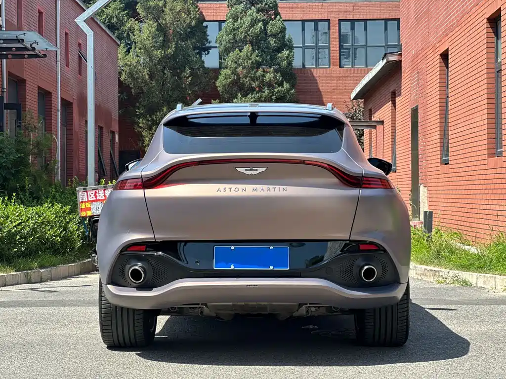 Aston Martin DBX 3.0 T STRAIGHT-SIX