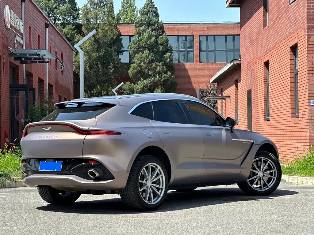Aston Martin DBX 3.0 T STRAIGHT-SIX