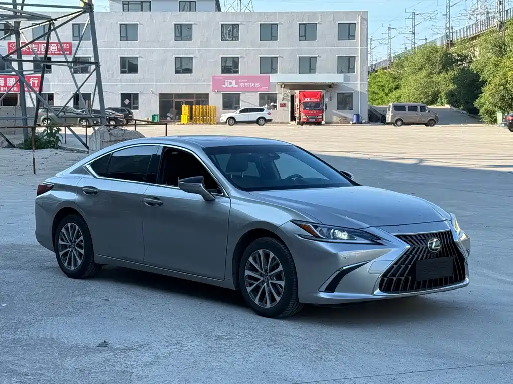 Lexus ES 200 Outstanding