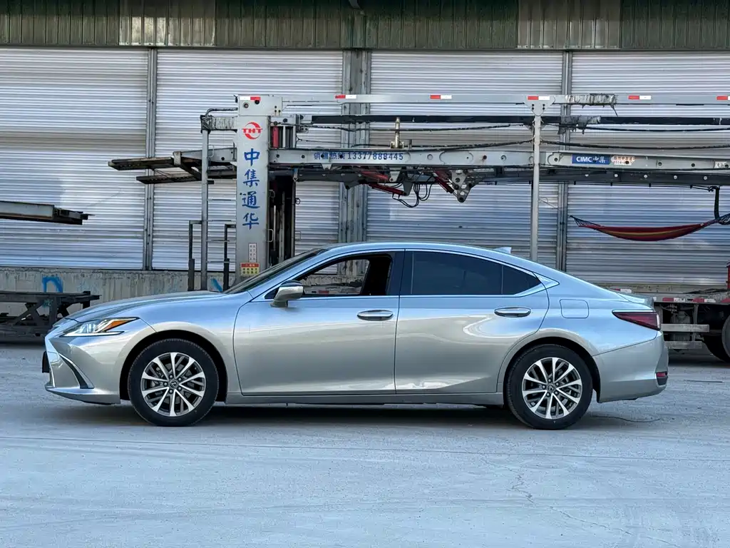 Lexus ES 200 Outstanding