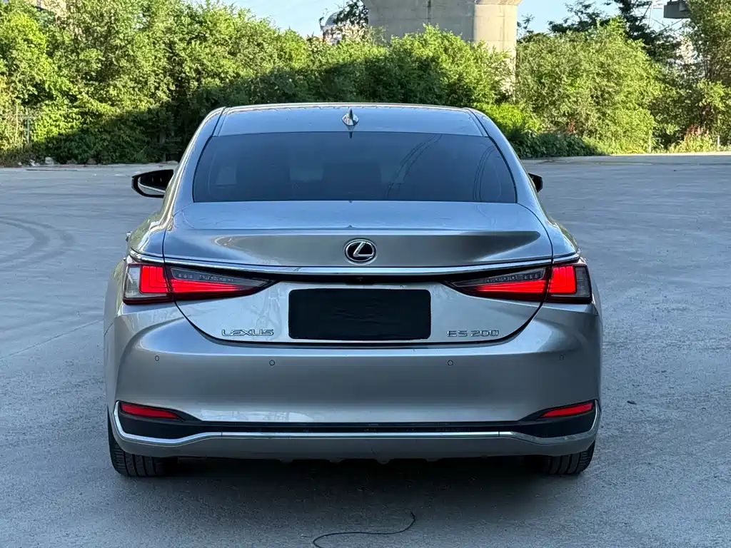 Lexus ES 200 Outstanding