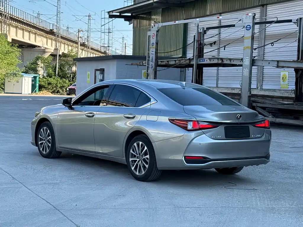 Lexus ES 200 Outstanding