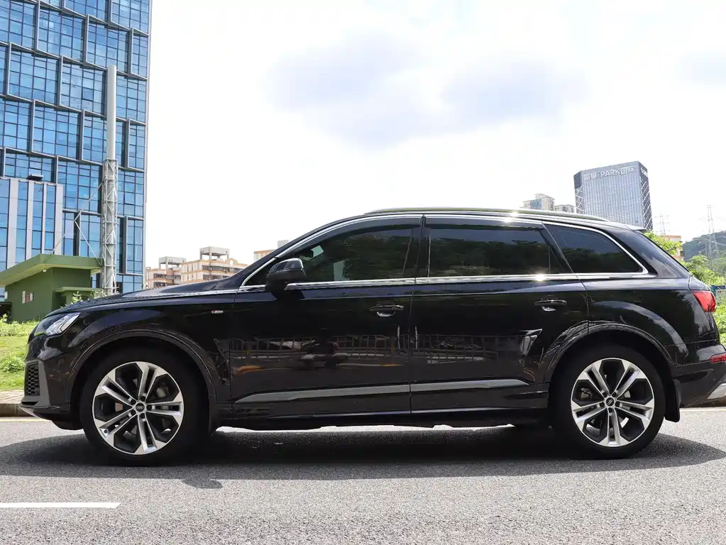 Audi Q7 55 TFSI quattro S line Distinguished