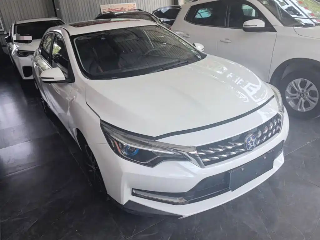 Venucia D60 1.6 L CVT Connected Elite