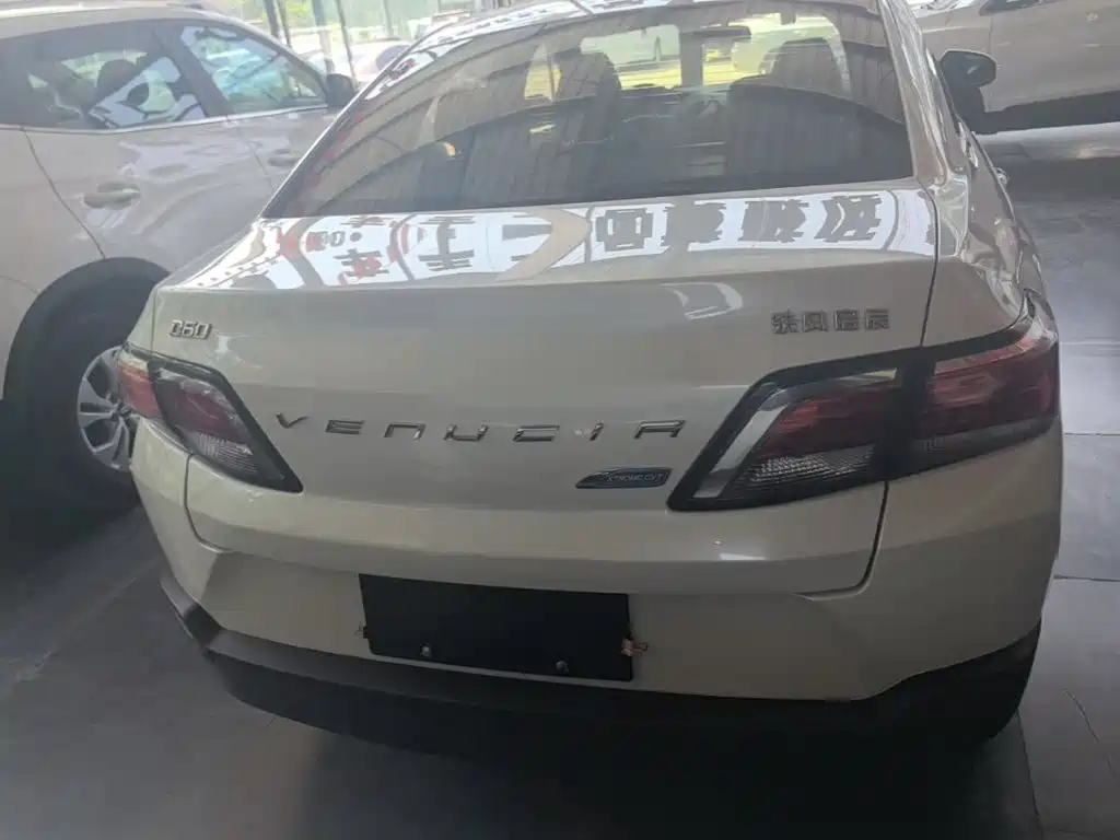 Venucia D60 1.6 L CVT Connected Elite