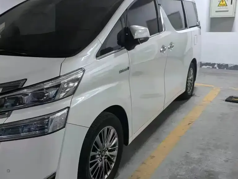 Toyota Vellfire Dual Engine 2.5 L HV Luxury