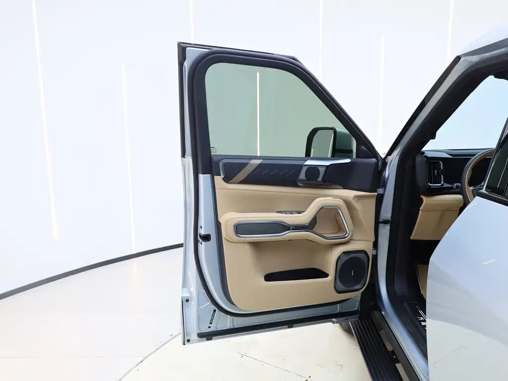 Leopard 8 Brave Flagship 6-seat