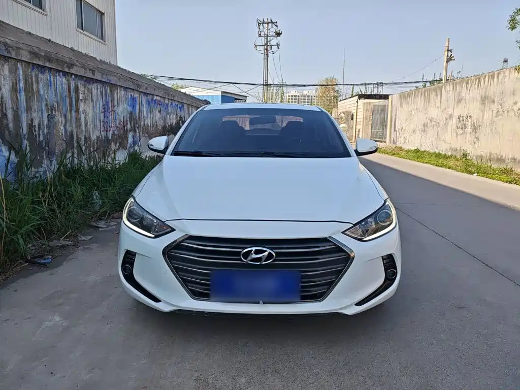 Elantra 1.4 T DCT Dynamic Shine · Active