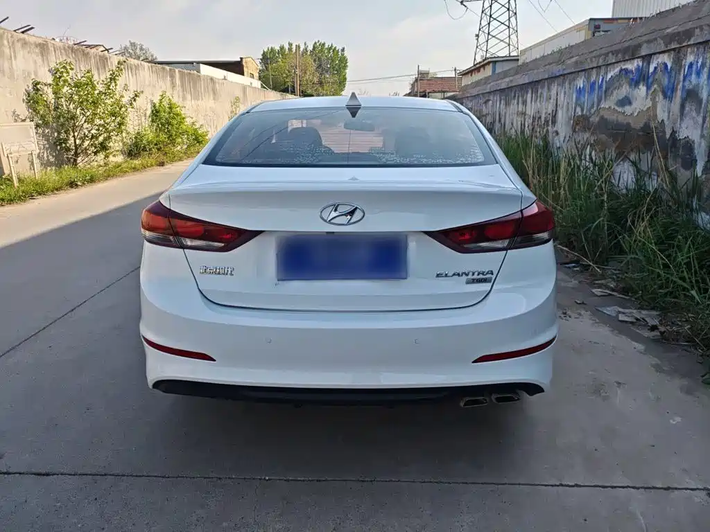 Elantra 1.4 T DCT Dynamic Shine · Active