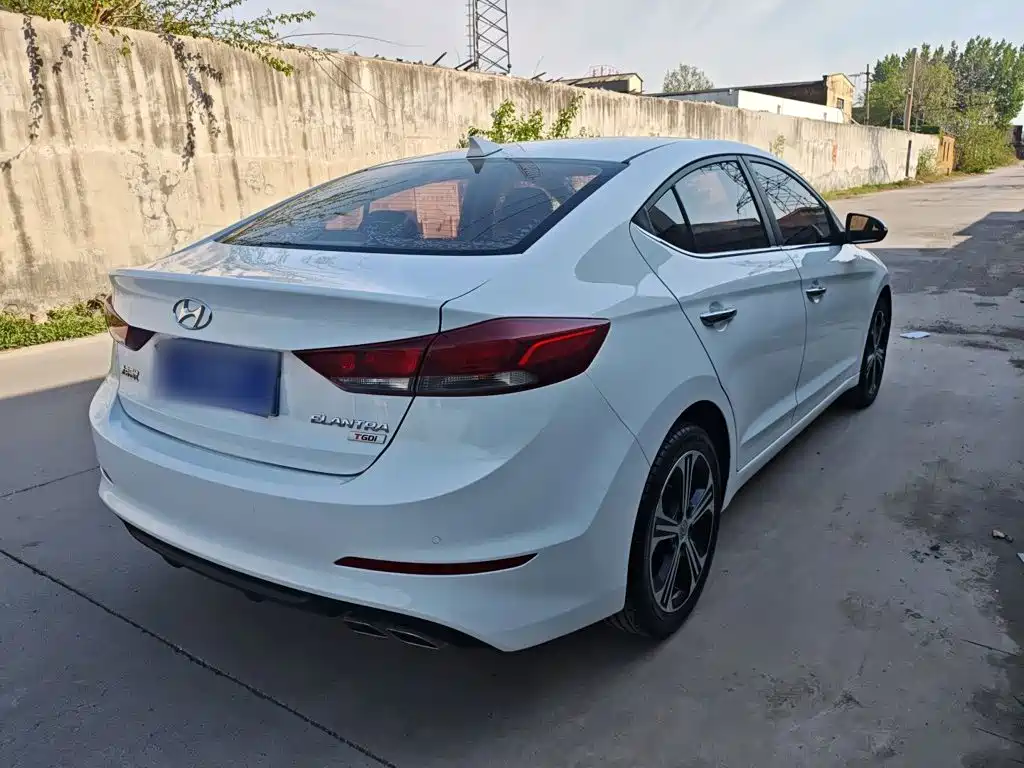 Elantra 1.4 T DCT Dynamic Shine · Active
