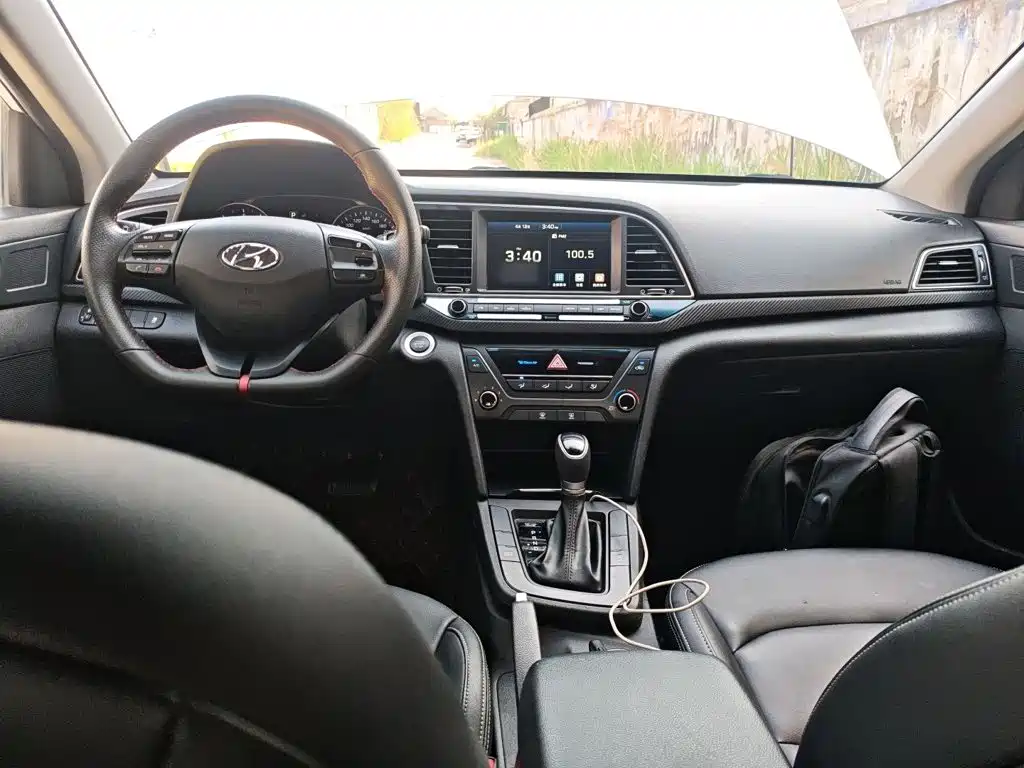 Elantra 1.4 T DCT Dynamic Shine · Active