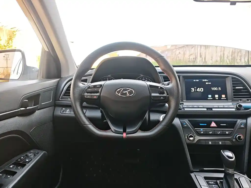 Elantra 1.4 T DCT Dynamic Shine · Active
