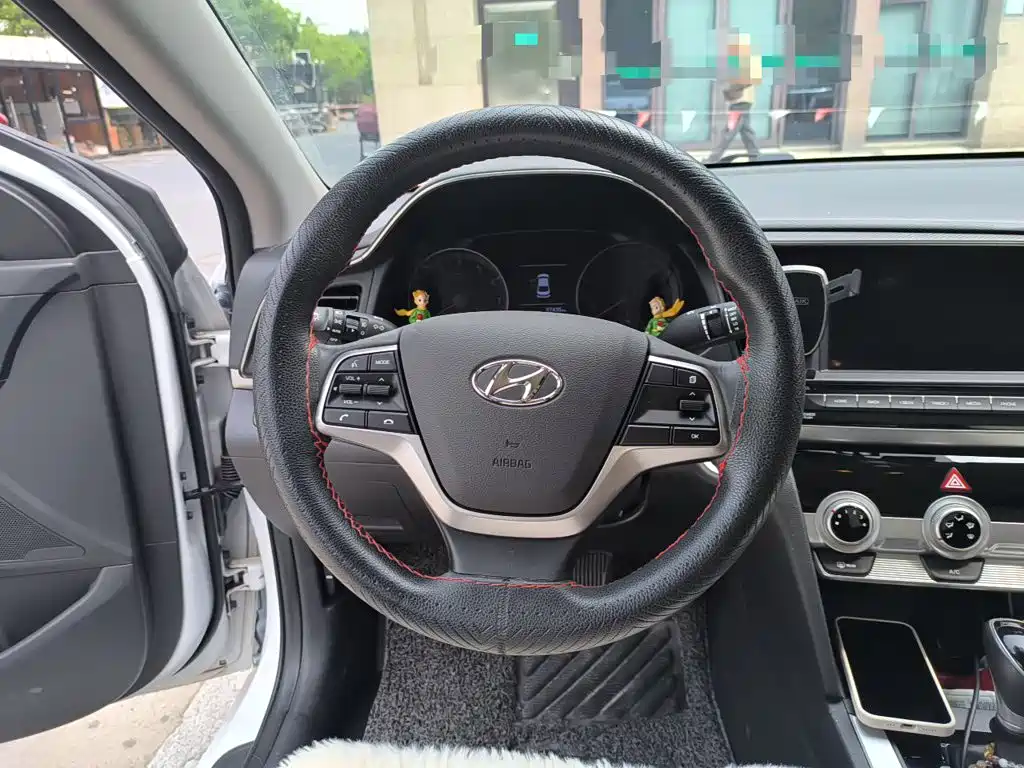 Elantra 1.5 L CVT Smart Dazzle · Elite