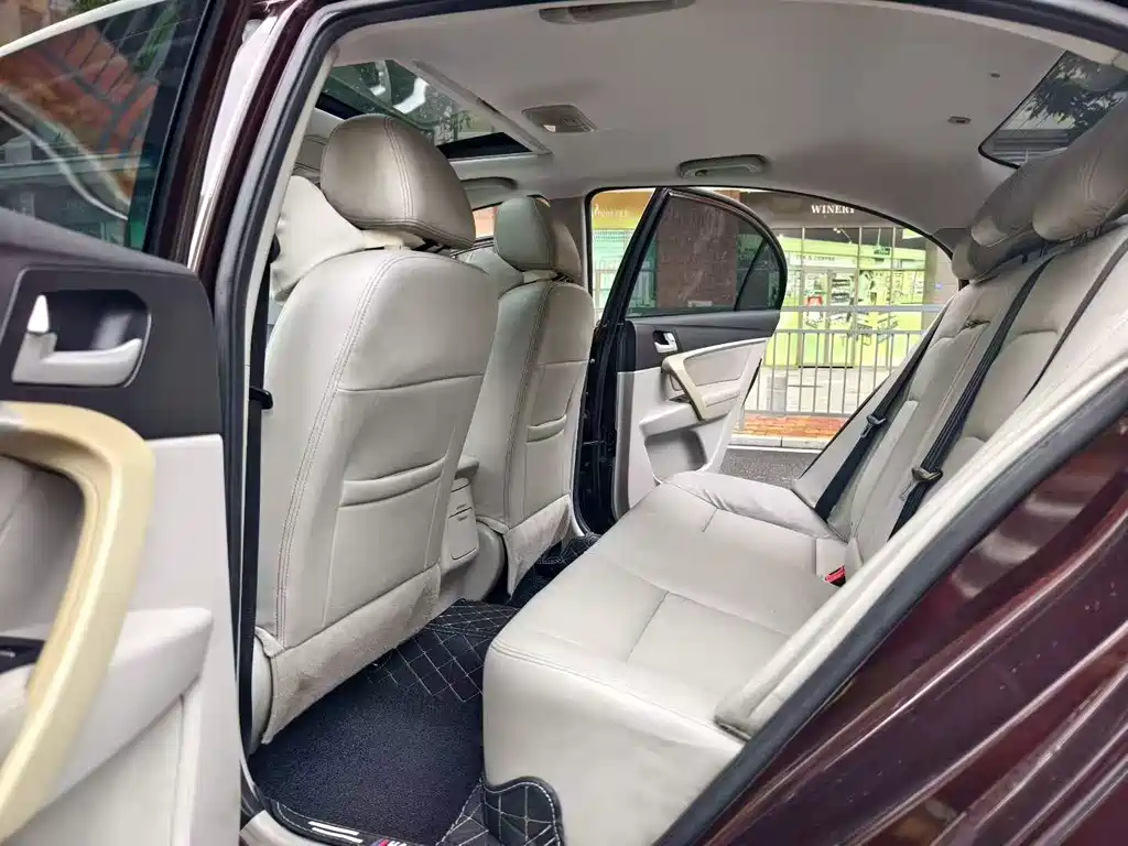 Emgrand Sedan 1.5 L CVT Upward