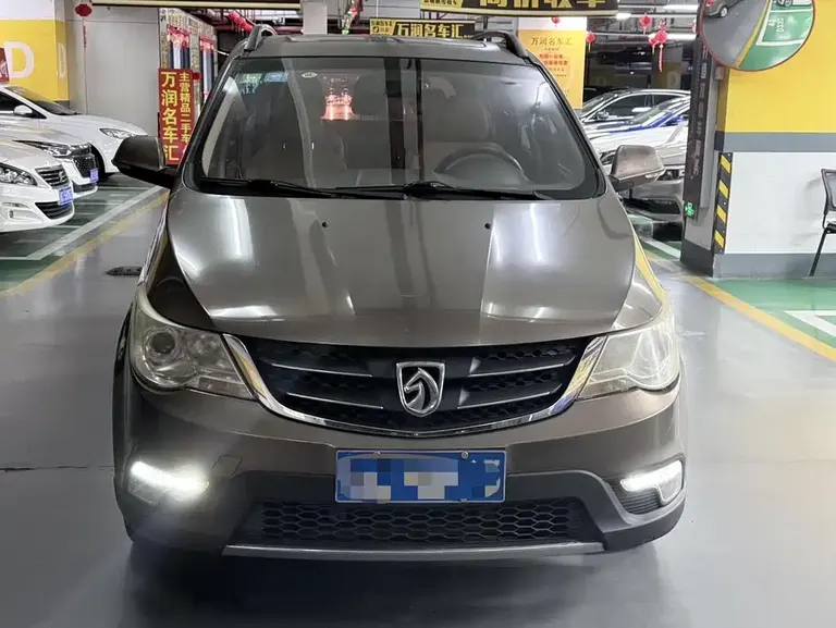 Baojun 730 1.5 L Manual Luxury Navigation ESP 7-seat