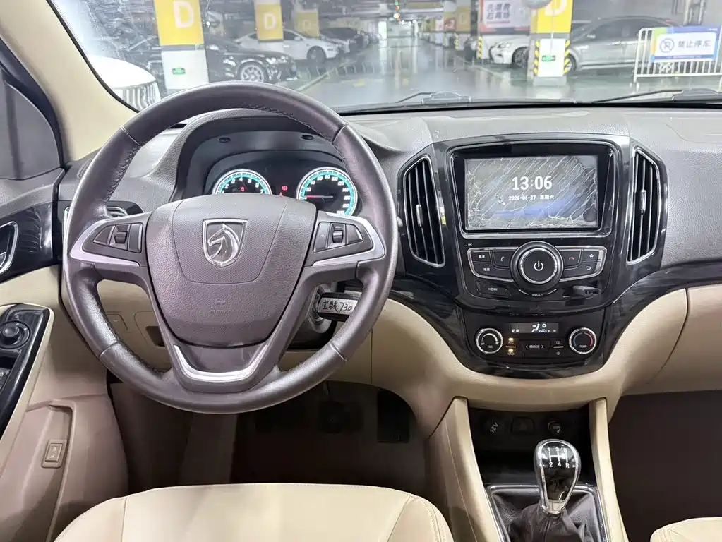 Baojun 730 1.5 L Manual Luxury Navigation ESP 7-seat
