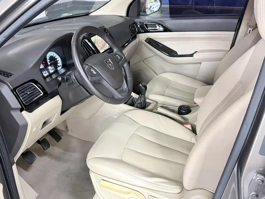 Baojun 730 1.5 L Manual Luxury Navigation ESP 7-seat