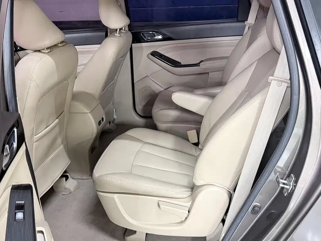 Baojun 730 1.5 L Manual Luxury Navigation ESP 7-seat
