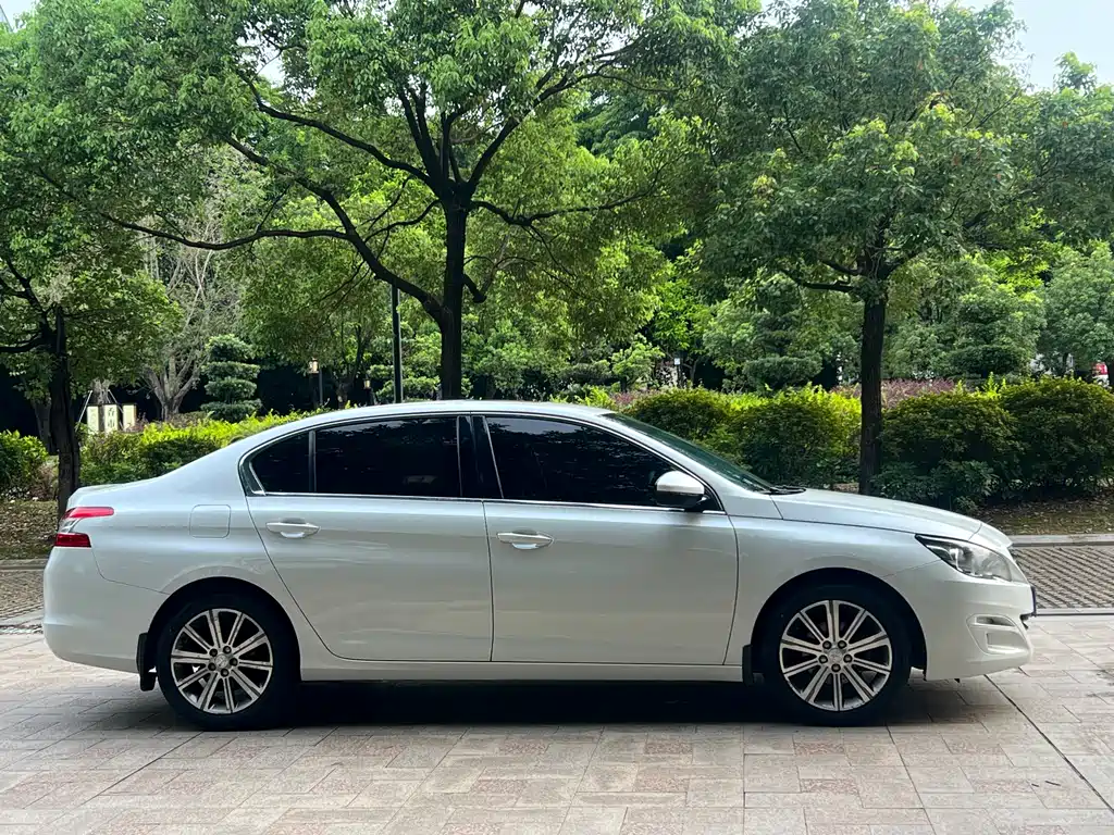Peugeot 408 1.8 L Auto Luxury