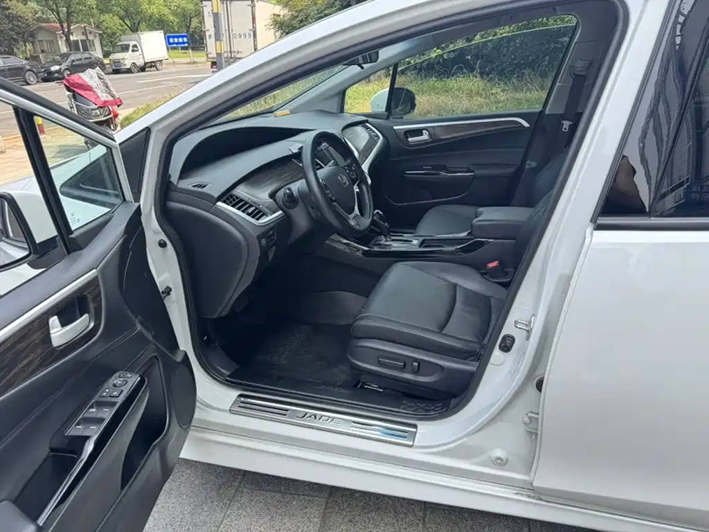 Jade 210 TURBO CVT Luxury 5-seat