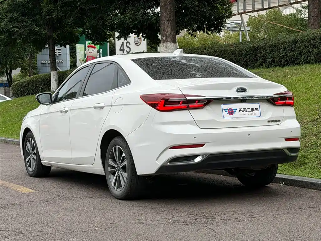 Escort 1.5 L Auto Gold