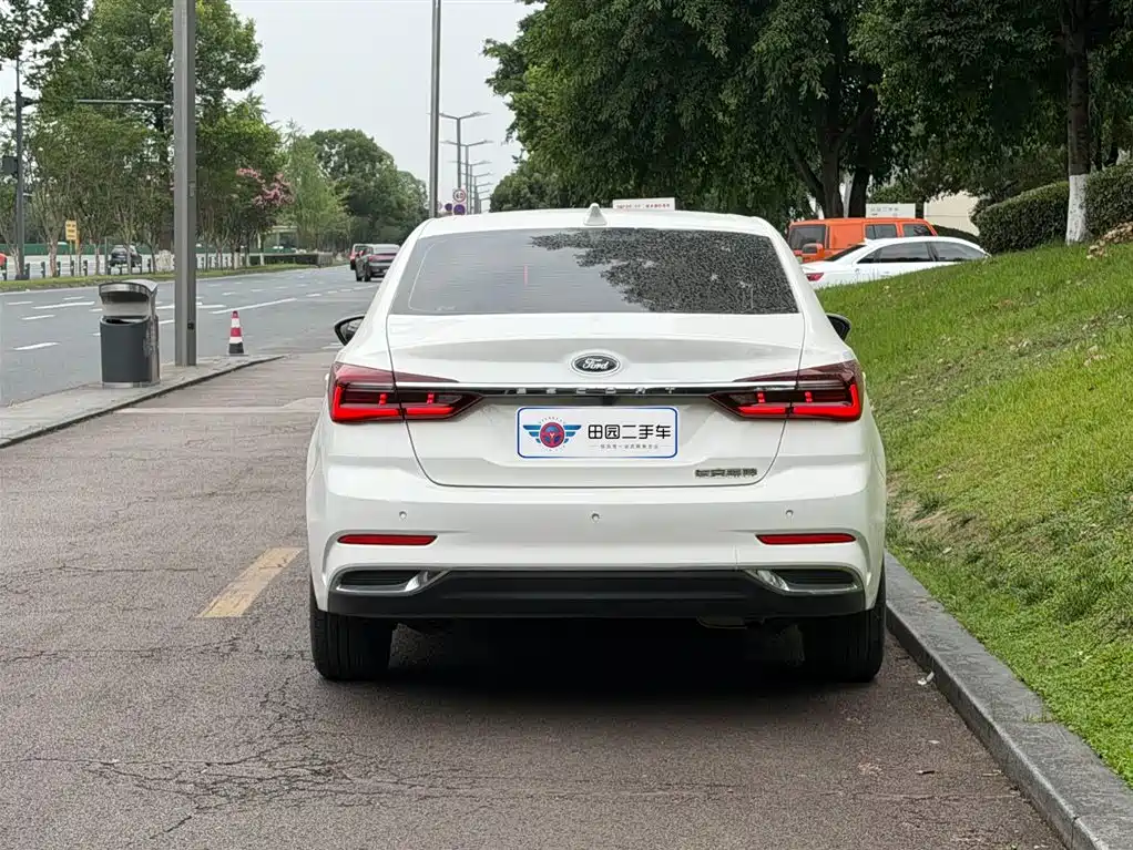 Escort 1.5 L Auto Gold