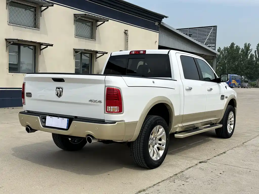 RAM Trucks 5.7 L Auto