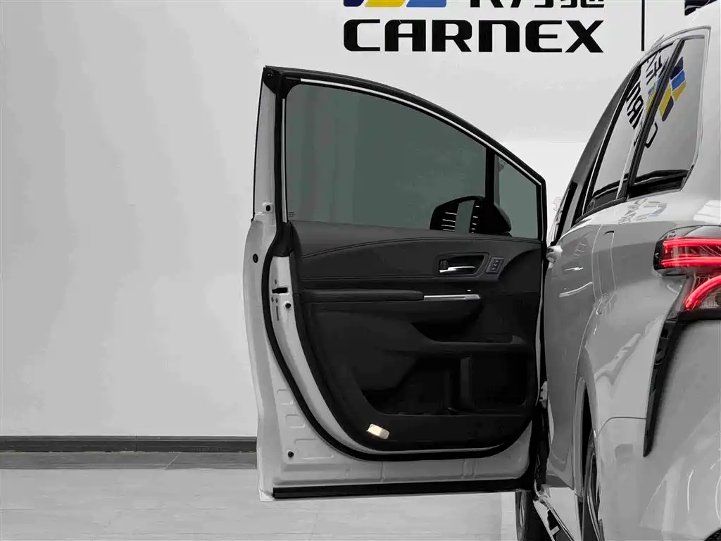 Granvia 2.5 L Hybrid Flagship