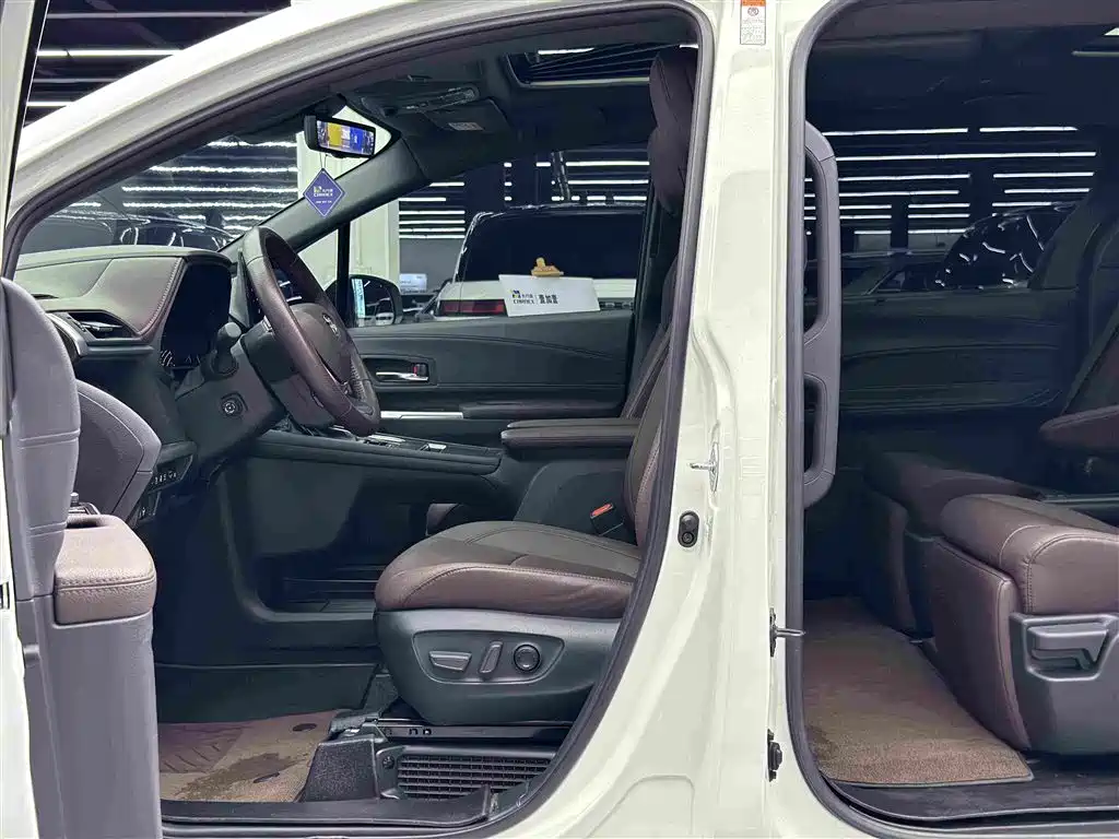 Granvia 2.5 L Hybrid Flagship