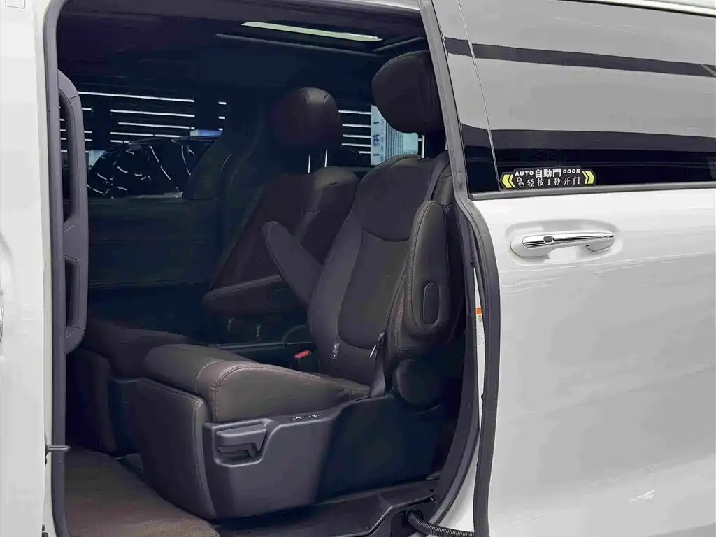 Granvia 2.5 L Hybrid Flagship