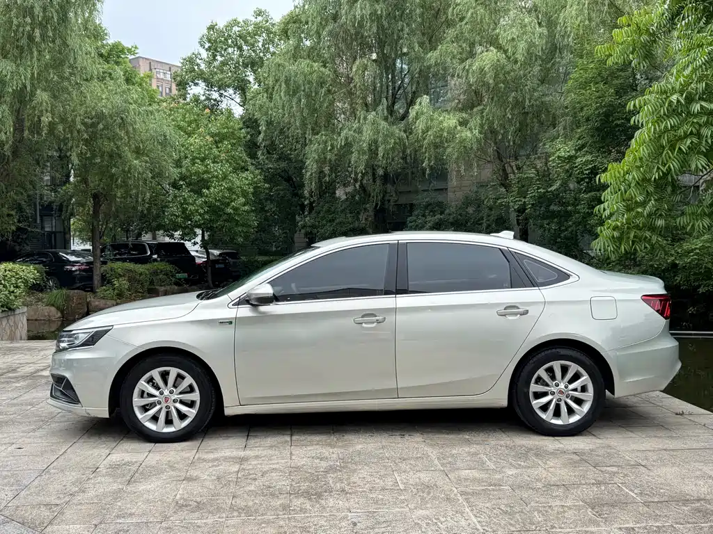 Roewe i6 NEV 45 T Hybrid Connected Smart Enjoyment