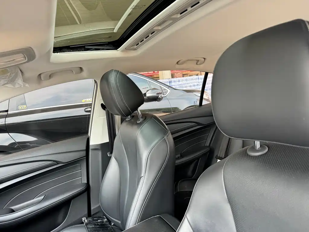 Roewe i5 1.5 L Auto 4 G Connected Leading Luxury Flagship