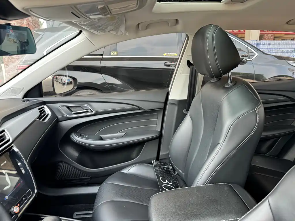 Roewe i5 1.5 L Auto 4 G Connected Leading Luxury Flagship
