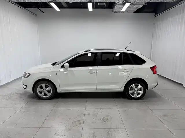 Rapid Spaceback Facelift 1.6 L Auto Creation