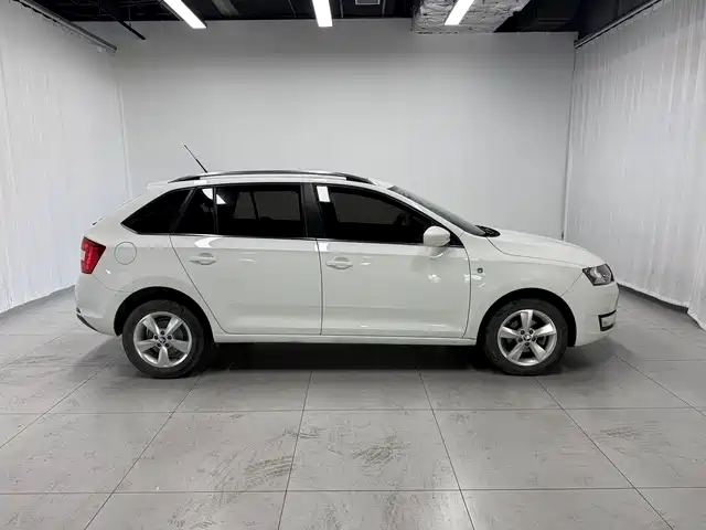 Rapid Spaceback Facelift 1.6 L Auto Creation