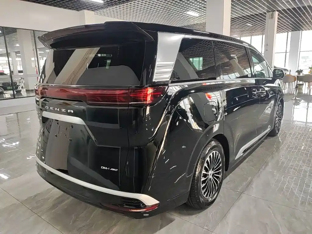 Denza D9 DM-i 970 4 WD Honored