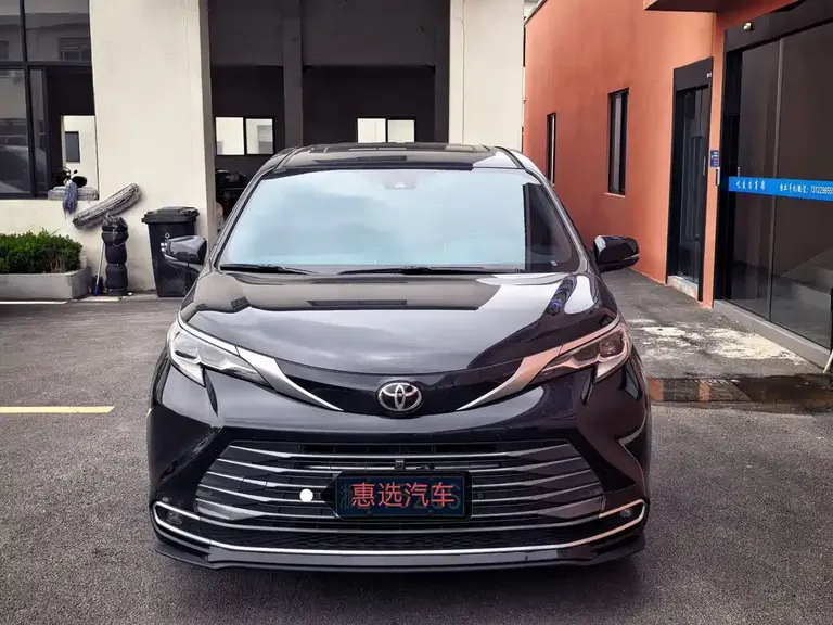 Toyota Sienna 2.5 L Hybrid Distinguished