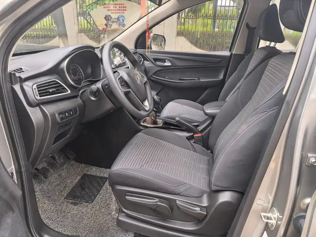 Baojun 730 1.5 L Manual Fashion 7-seat CN-VI